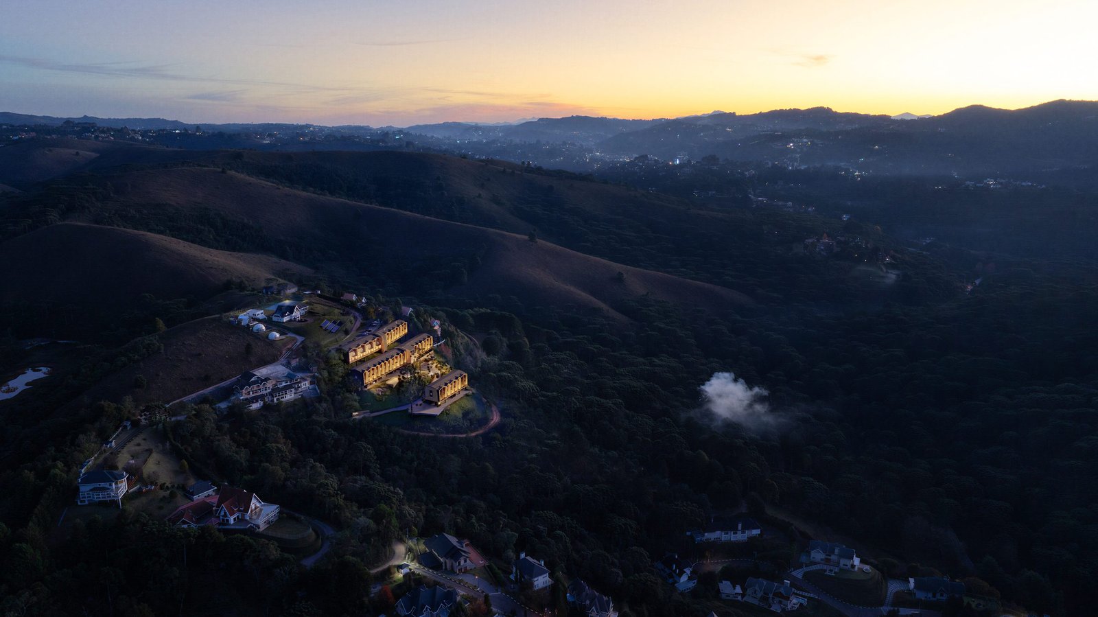 O BelleMont implantado na encosta, ao entardecer