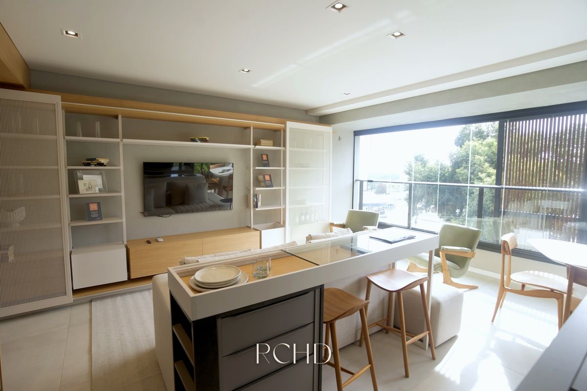 Sala com marcenaria, ilha da cozinha e mesa de jantar, no Matiss