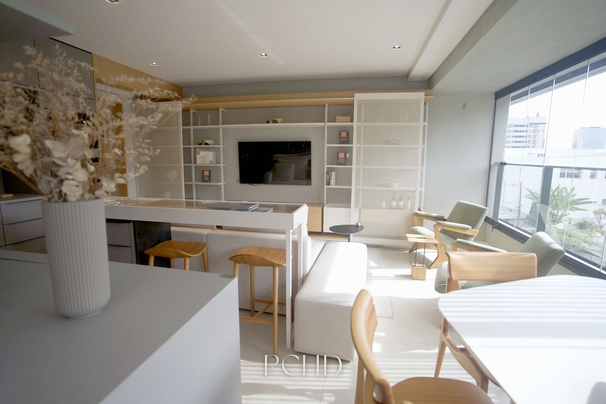 Marcenaria do living, com a ilha e as banquetas, no Matiss
