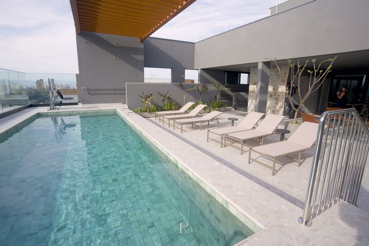 A piscina, do outro extremo do rooftop, no Matiss