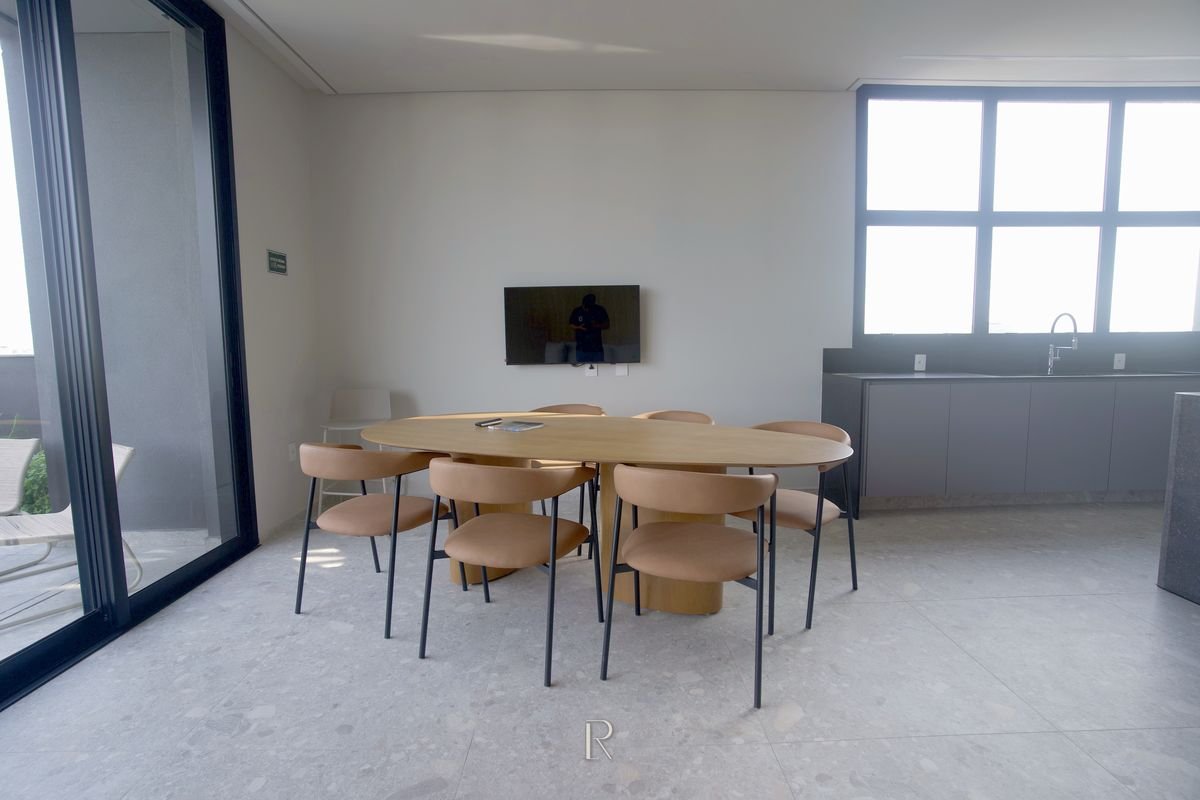 Salão com copa e vista para a cidade, no Matiss